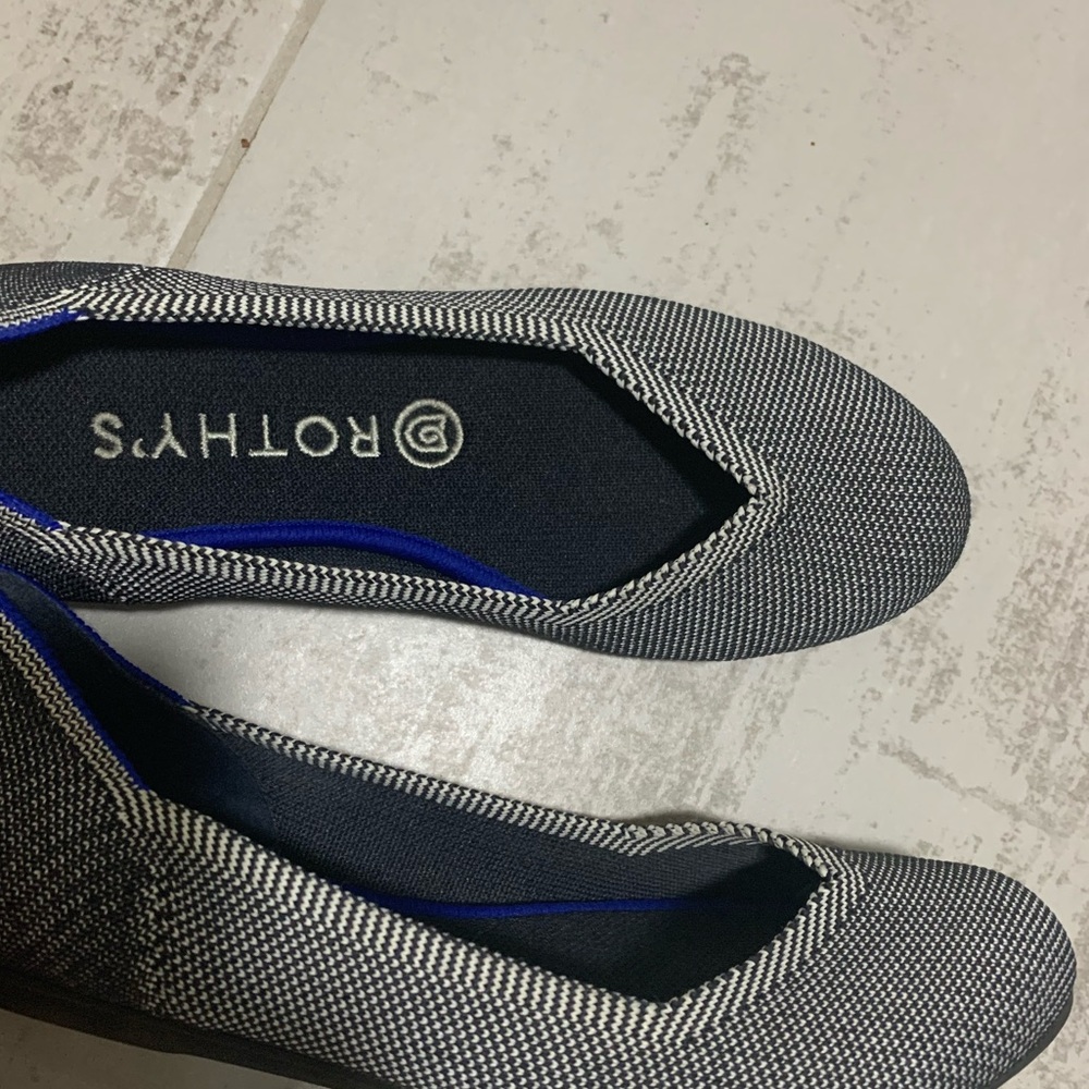 Rothys size 7 flat